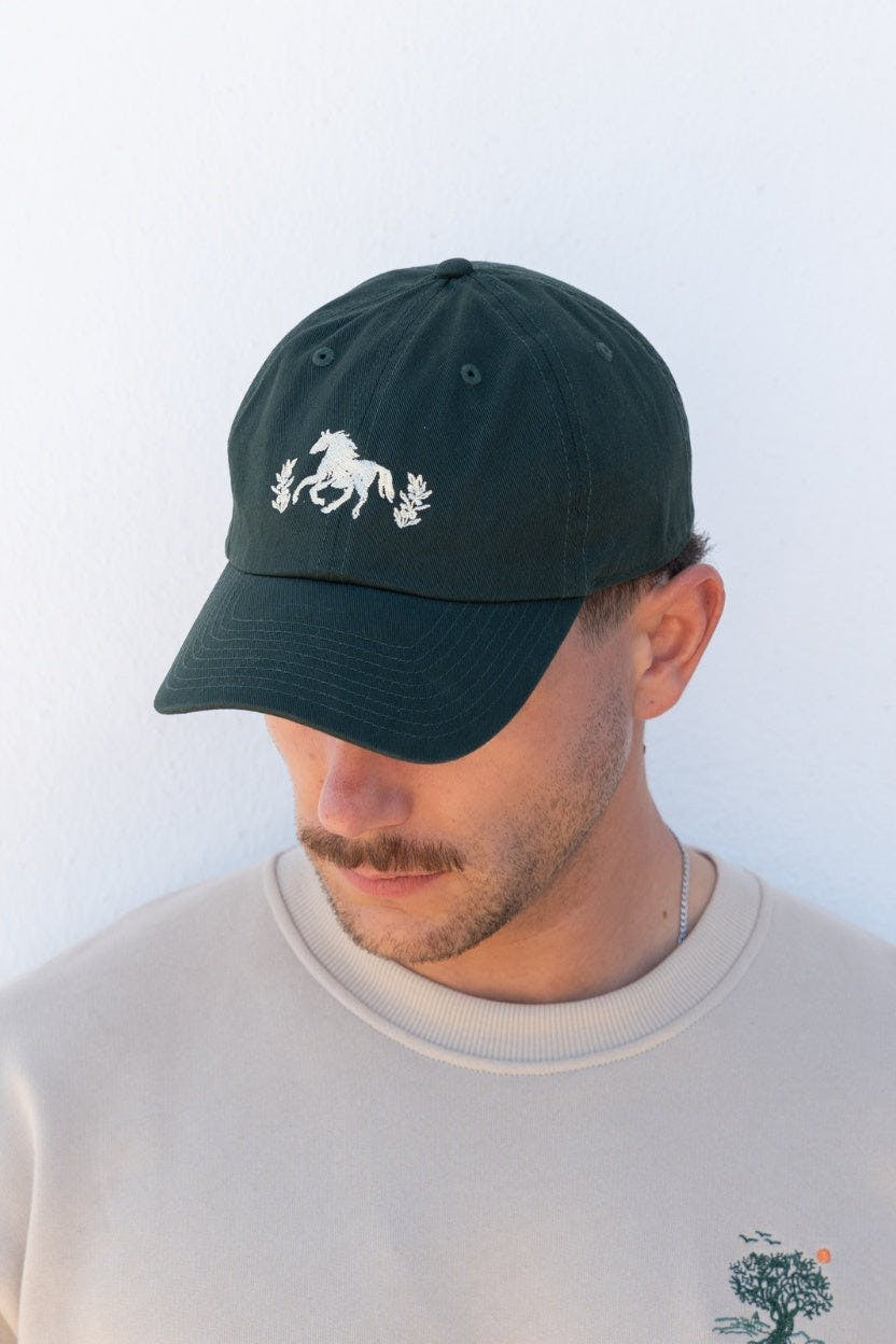 Gorra de algodón orgánico con bordado de caballo