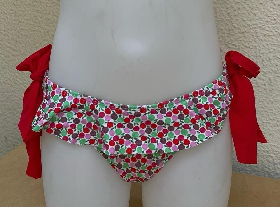 Braguita de bikini con volante y lazos laterales