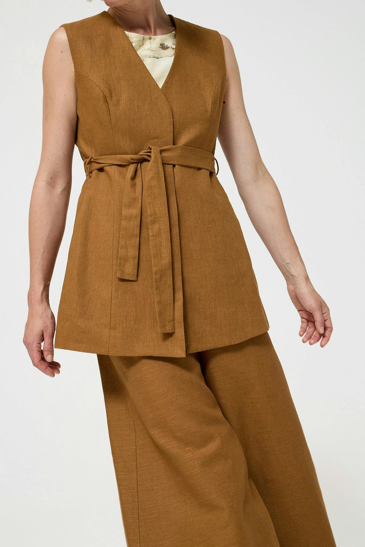 Crossed linen V-neck vest with waist tie