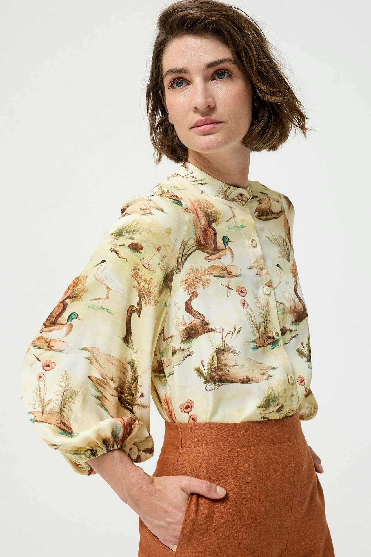 Blusa mandarín con mangas fruncidas en viscosa