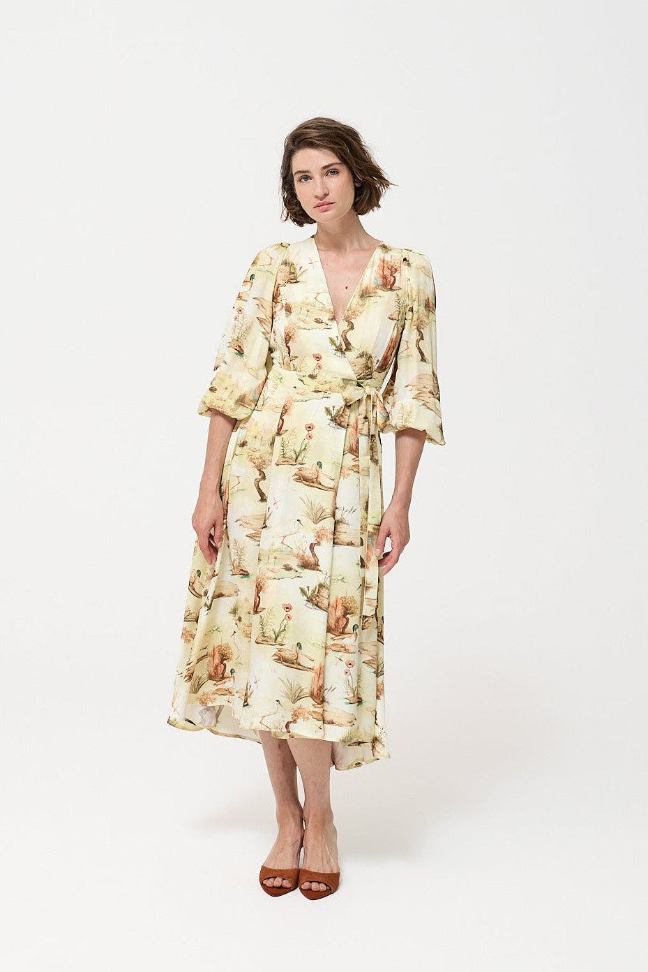 Vestido midi cruzado en viscosa EcoVero con cinturón y mangas plisadas