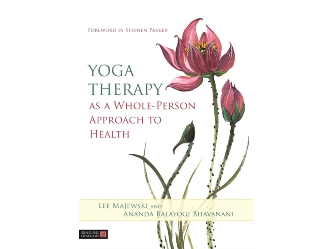 Yoga Therapy de Lee Majewski y Ananda Balayogi Bhavanani (Inglés)