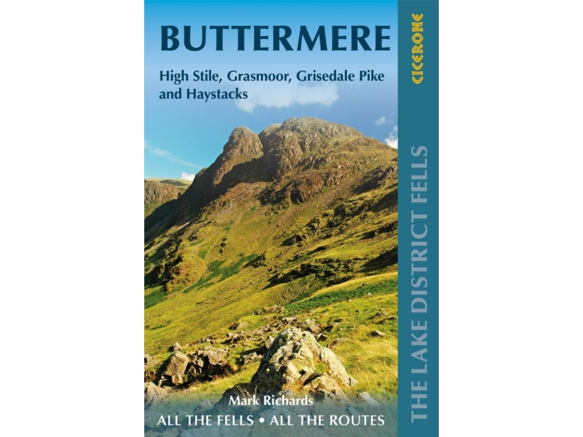 Walking the Lake District Fells - Buttermere de Mark Richards (Inglés)