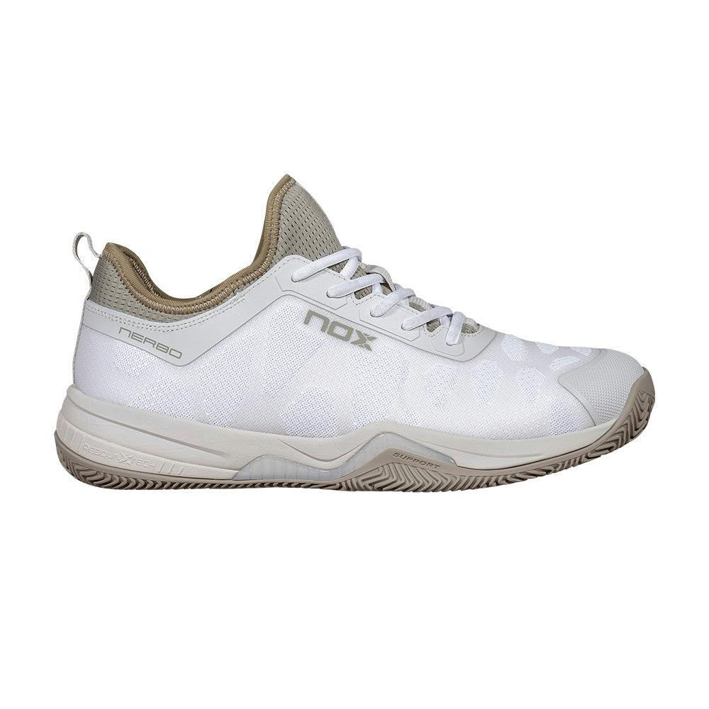 Sneakers NERBO em branco/vetiver com suela de alto agarre e amortiguação AT10