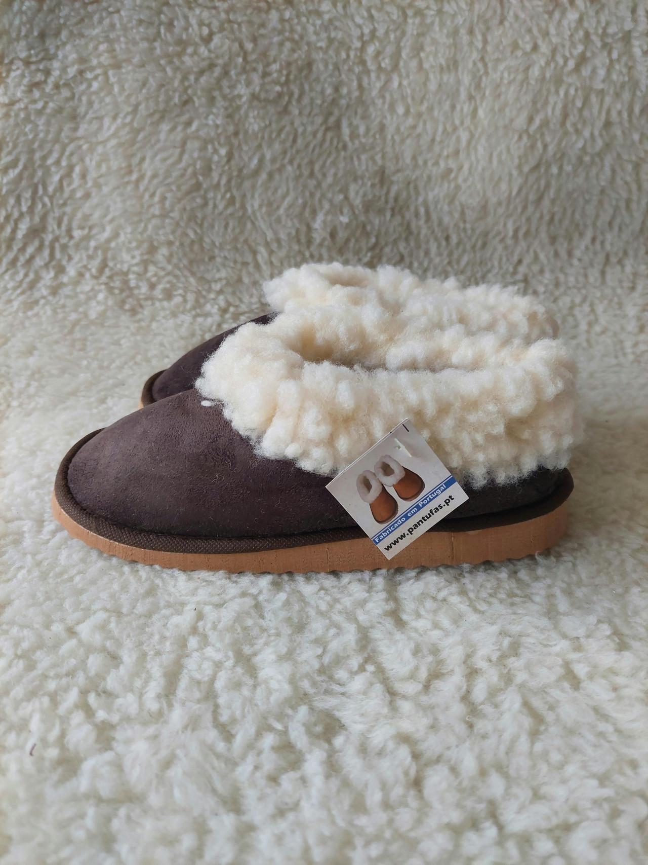 Pantufas em veludo com interior de pelo castanho