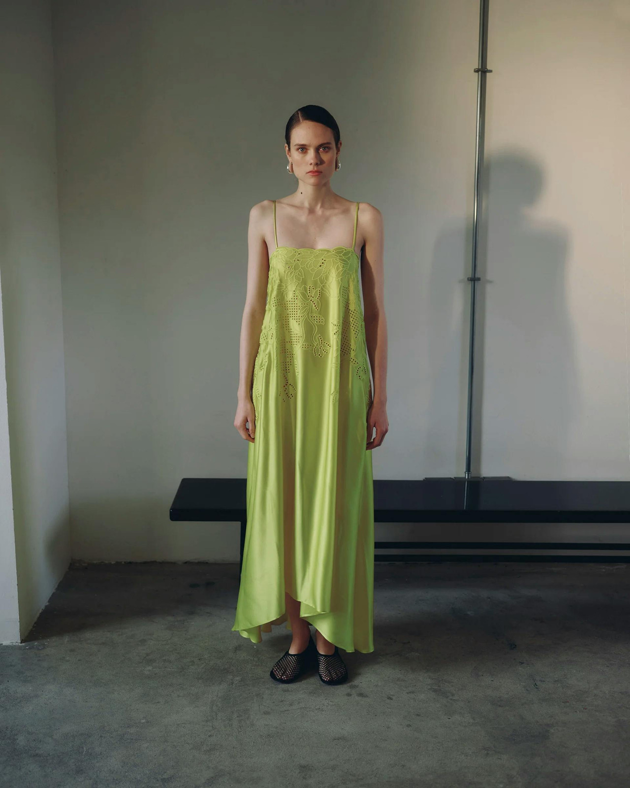 Vestido acetinado com bordado