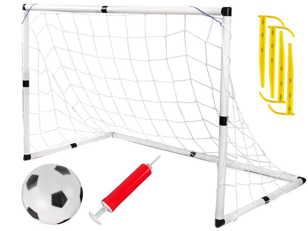 Baliza de futebol grande com bola e bomba