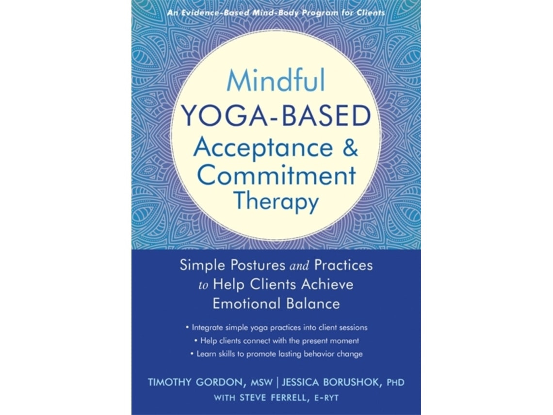 Mindful Yoga-Based Acceptance and Commitment Therapy de Timothy Gordon (Inglés)