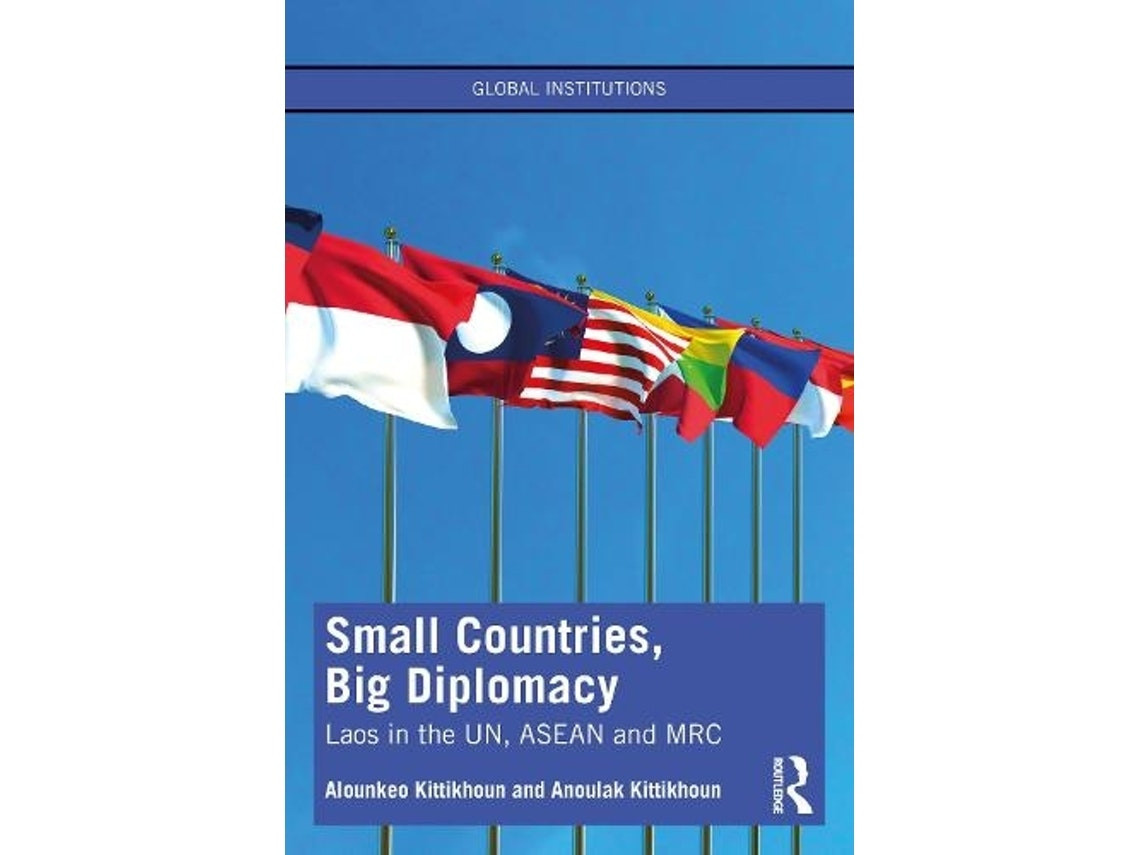Small Countries, Big Diplomacy de Alounkeo Kittikhoun (Inglés)