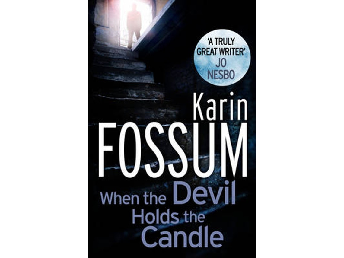 When the Devil Holds the Candle de Karin Fossum (Inglés)