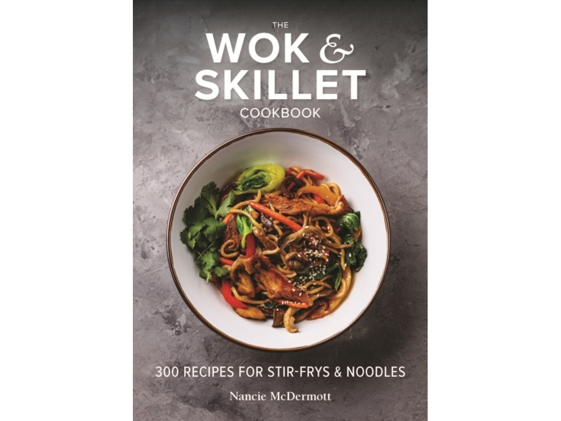 The Wok and Skillet Cookbook de Nancie McDermott (Inglés)