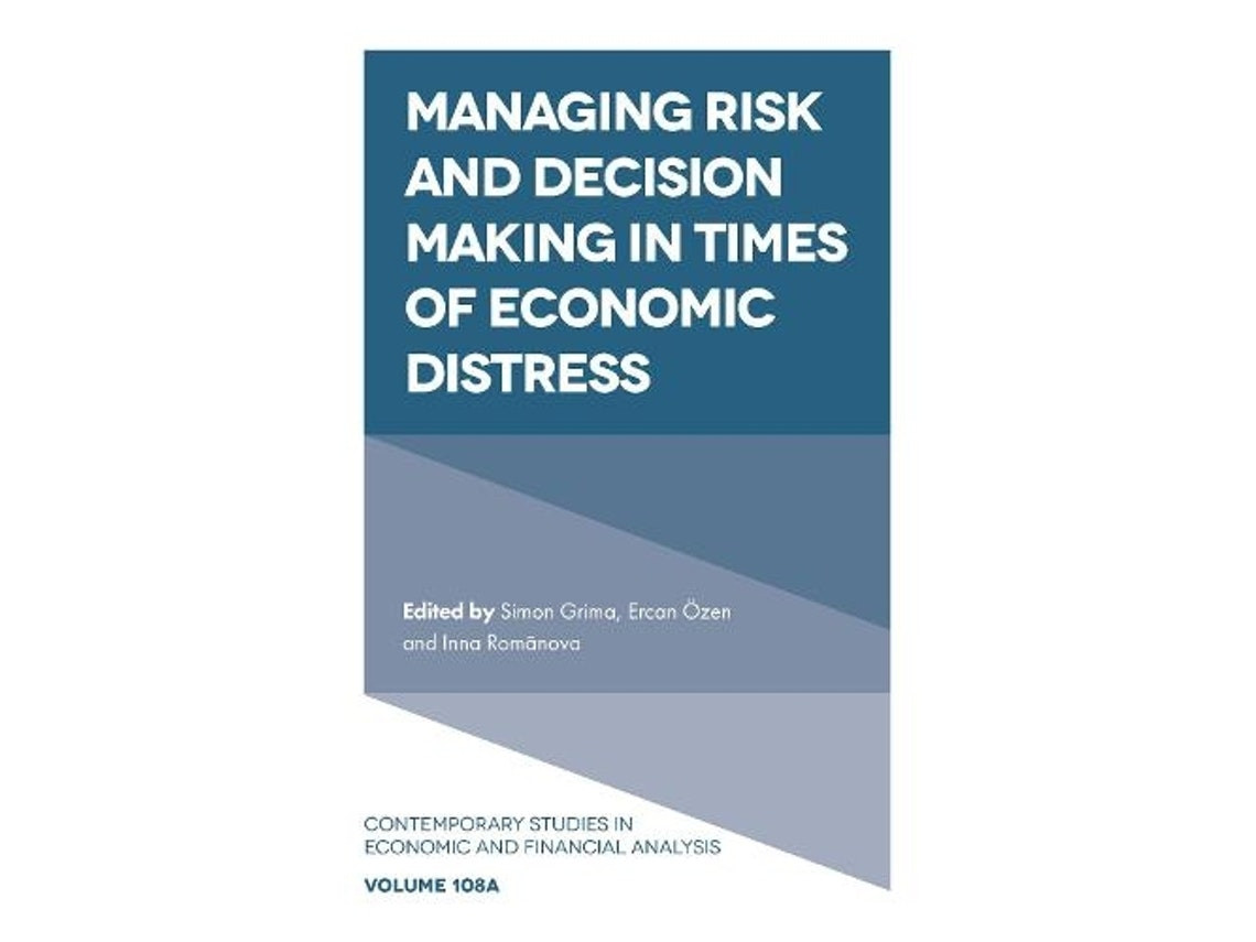 Managing Risk and Decision Making in Times of Economic Distress de Simon Grima, Ercan Özen, Inna Romanova (Inglés)