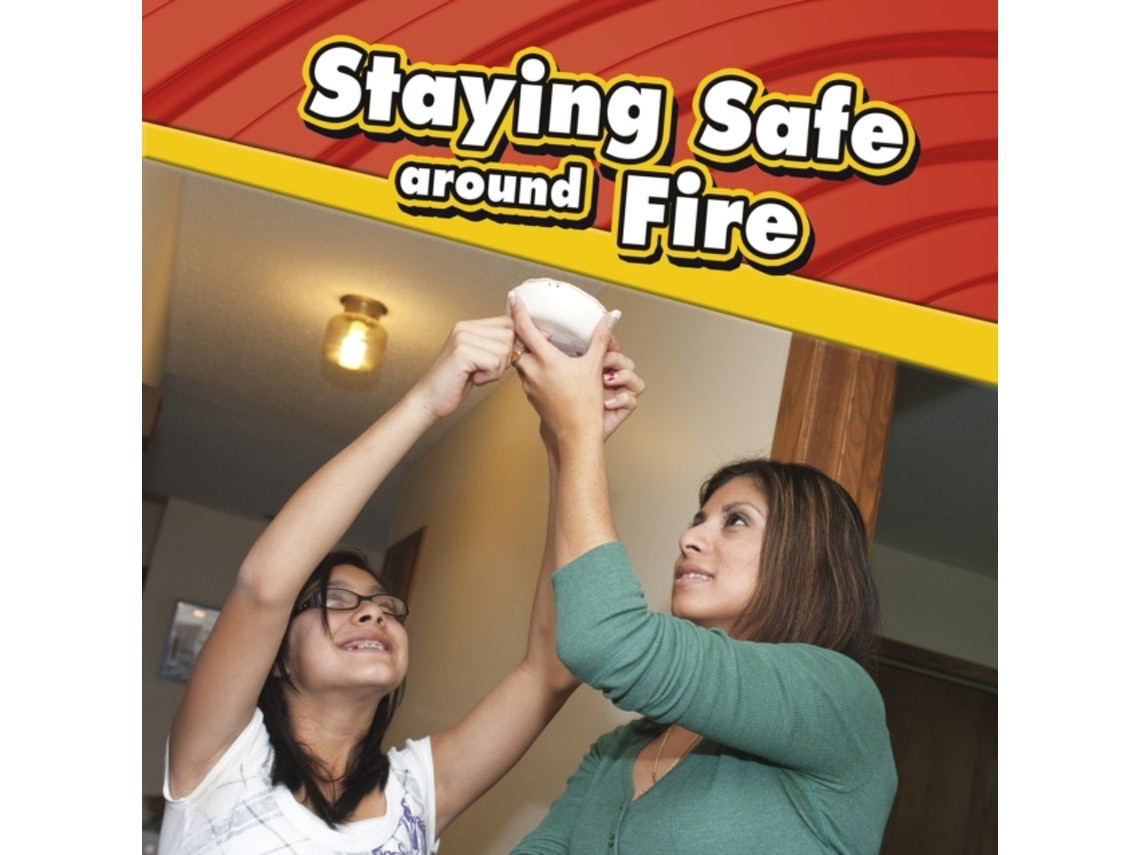 Staying Safe Around Fire de Lucia Raatma (Inglés)