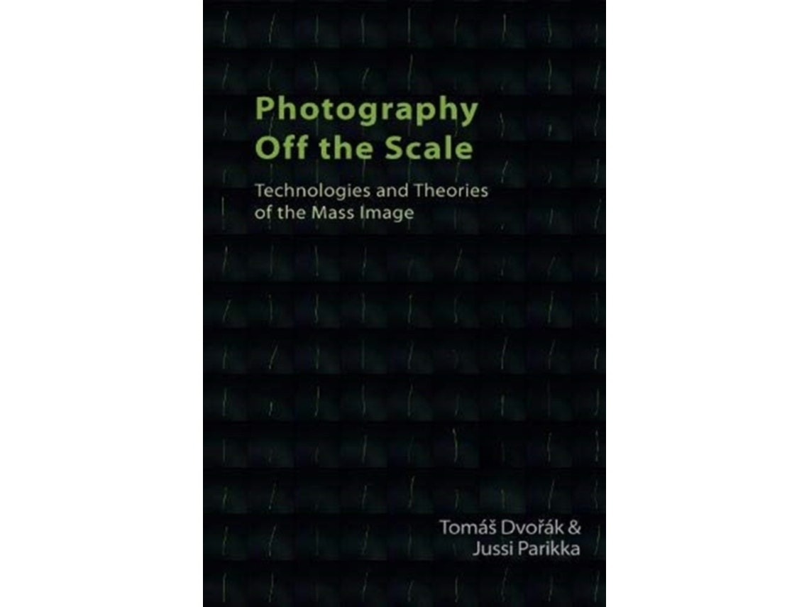 Photography Off the Scale de Edited by Toma Dvoak y Jussi Parikka (Inglés)