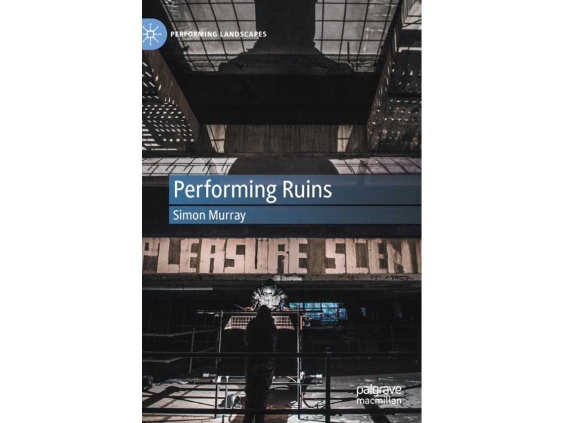 Performing Ruins de Simon Murray (Inglés)