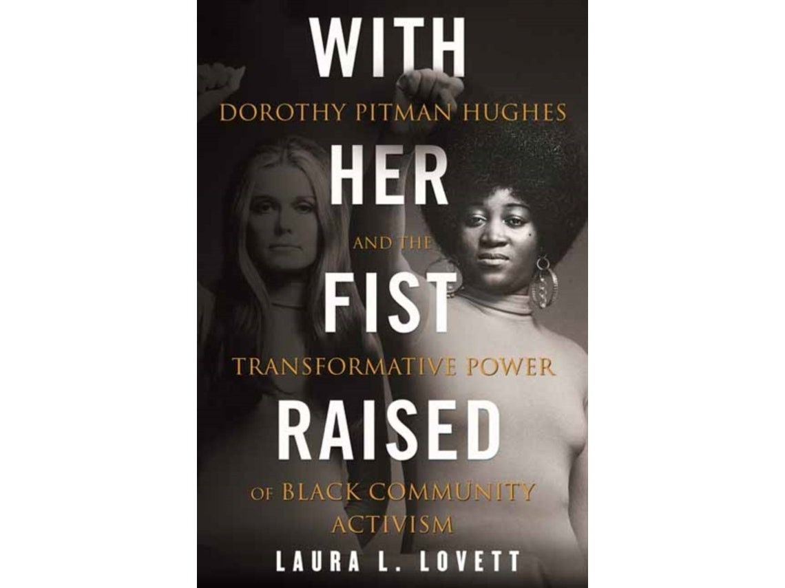 With Her Fist Raised de Laura Lovett (Inglés)