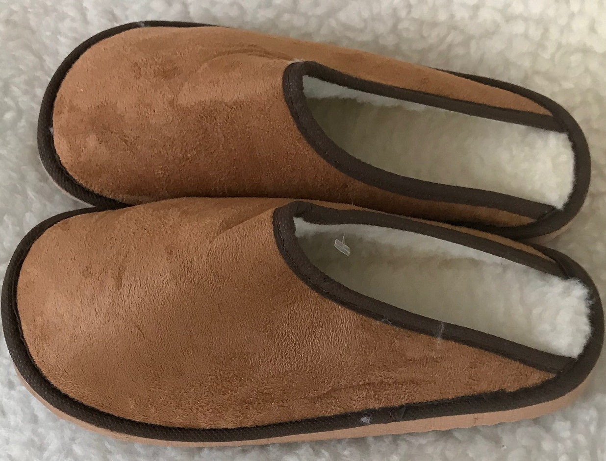 Simple velvet slippers camel with faux-fur lining