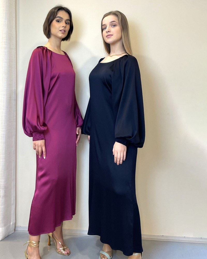 Vestido fluido de crepé de viscosa con mangas maxi plisadas