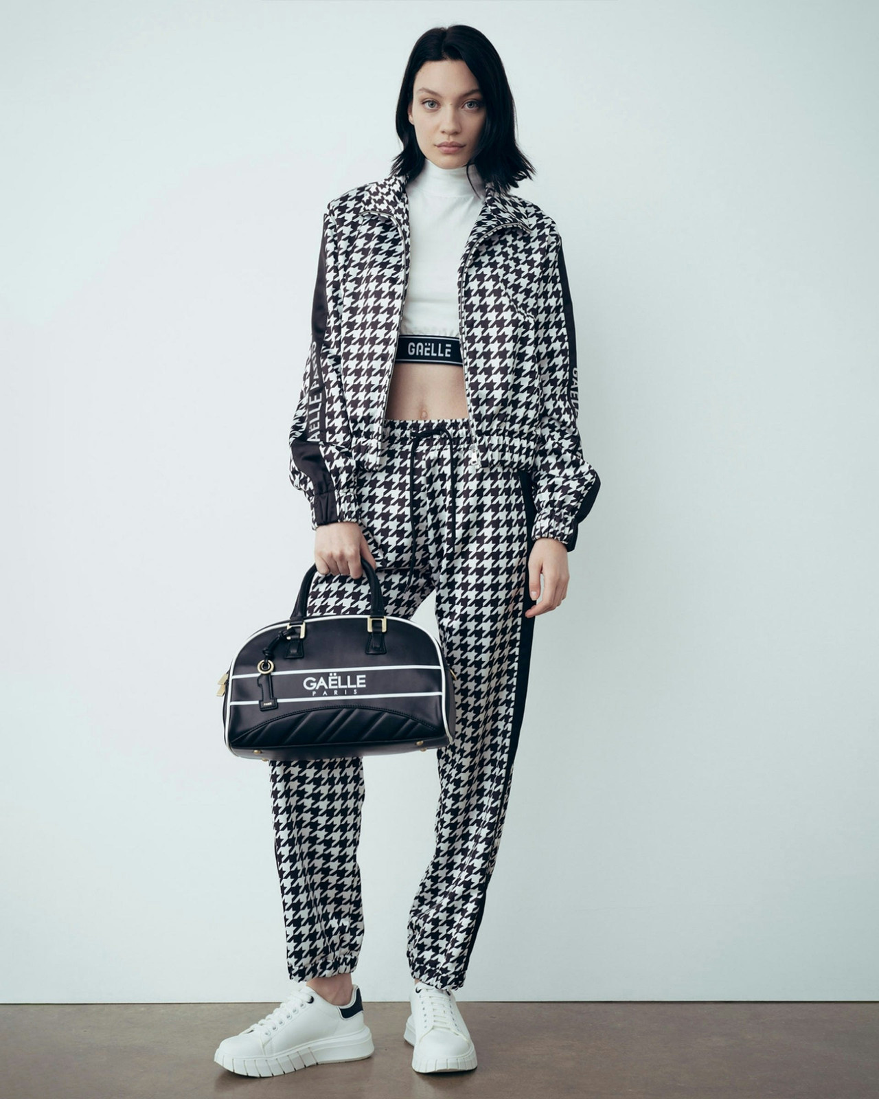 Crop top deportivo con logo y rib