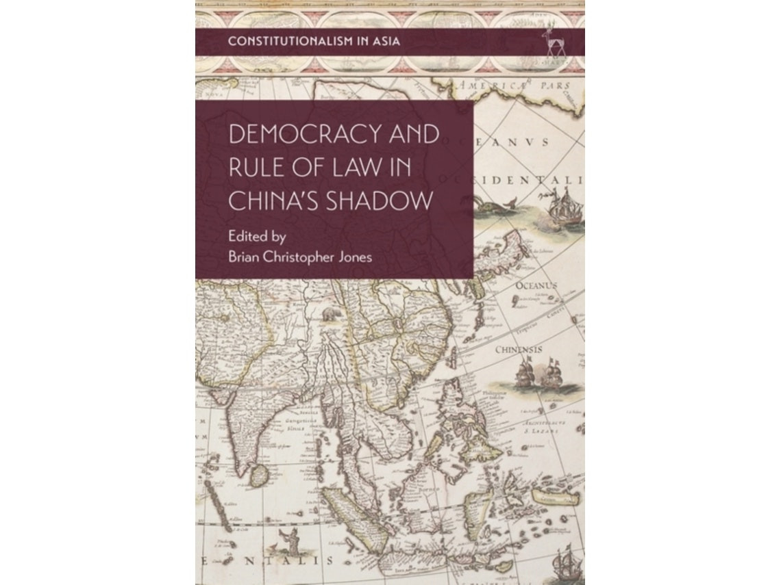 Democracy and Rule of Law in China's Shadow de Edited by Brian Christopher Jones (English)