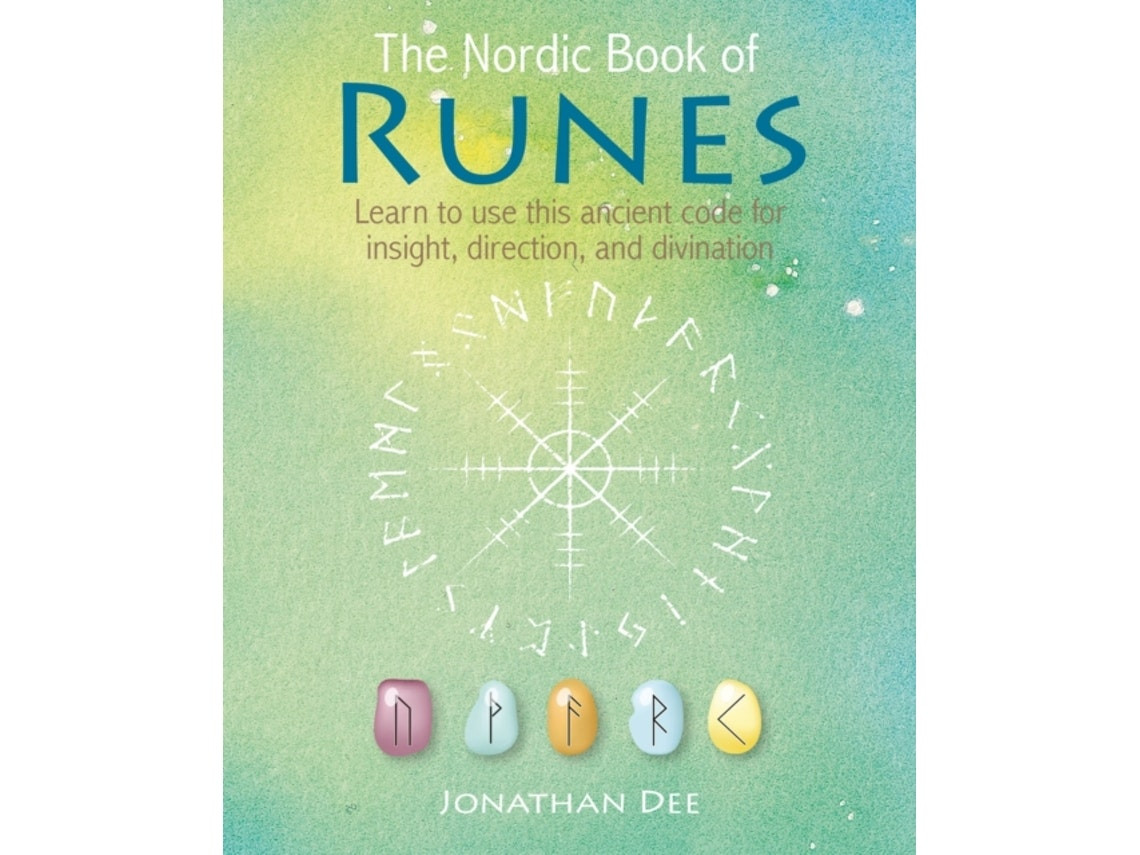 The Nordic Book of Runes de Jonathan Dee (Inglés)