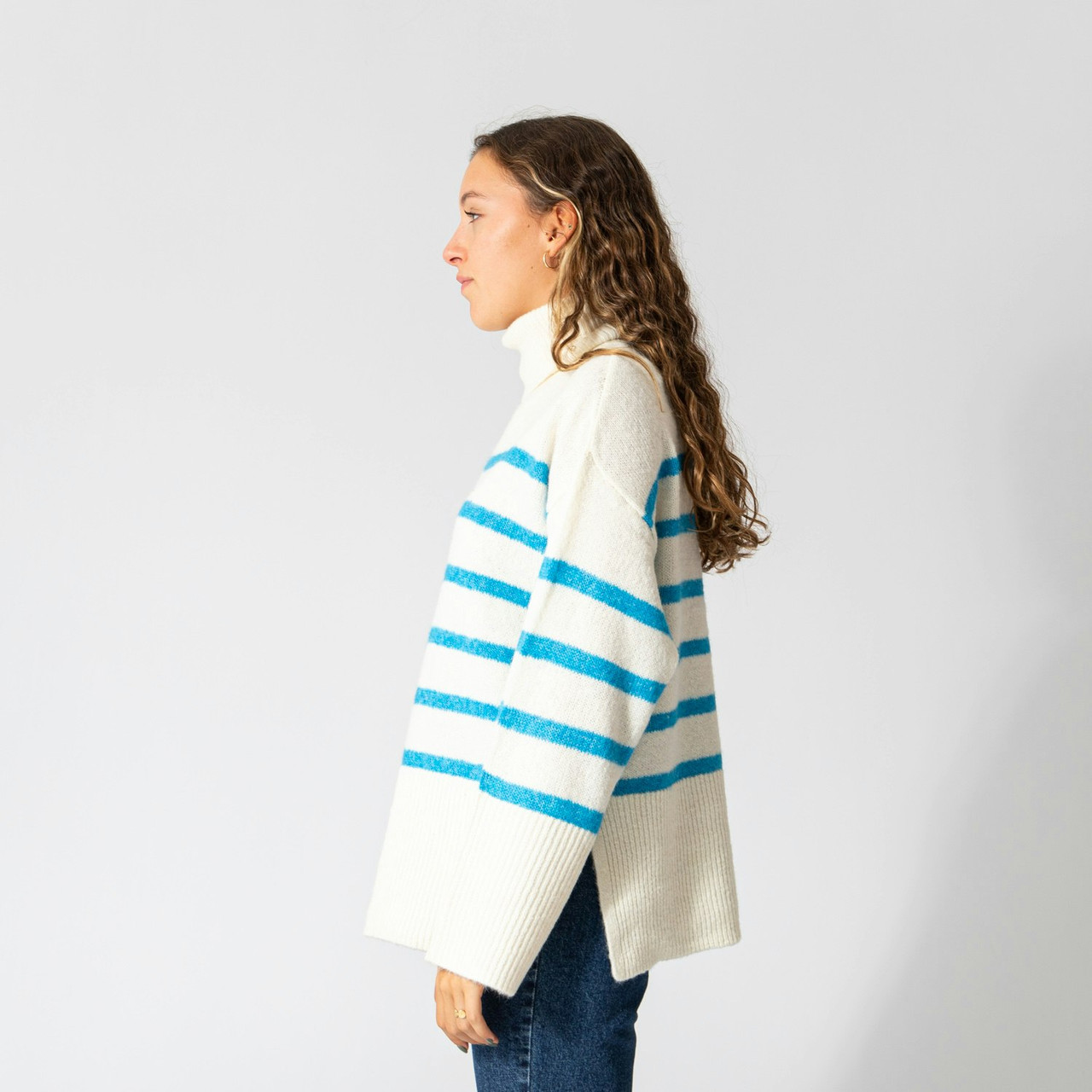 Jersey cuello vuelto Ariella en blanco bone