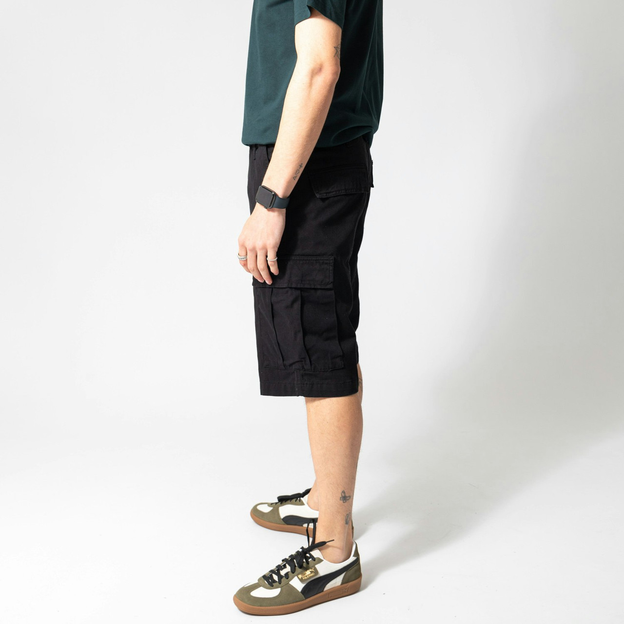 Pantalón corto cargo regular en tejido tintado - black