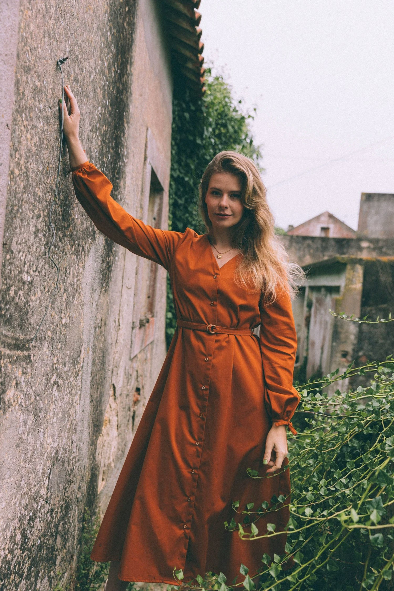 Midi dress with belt and wooden fastenings - orange