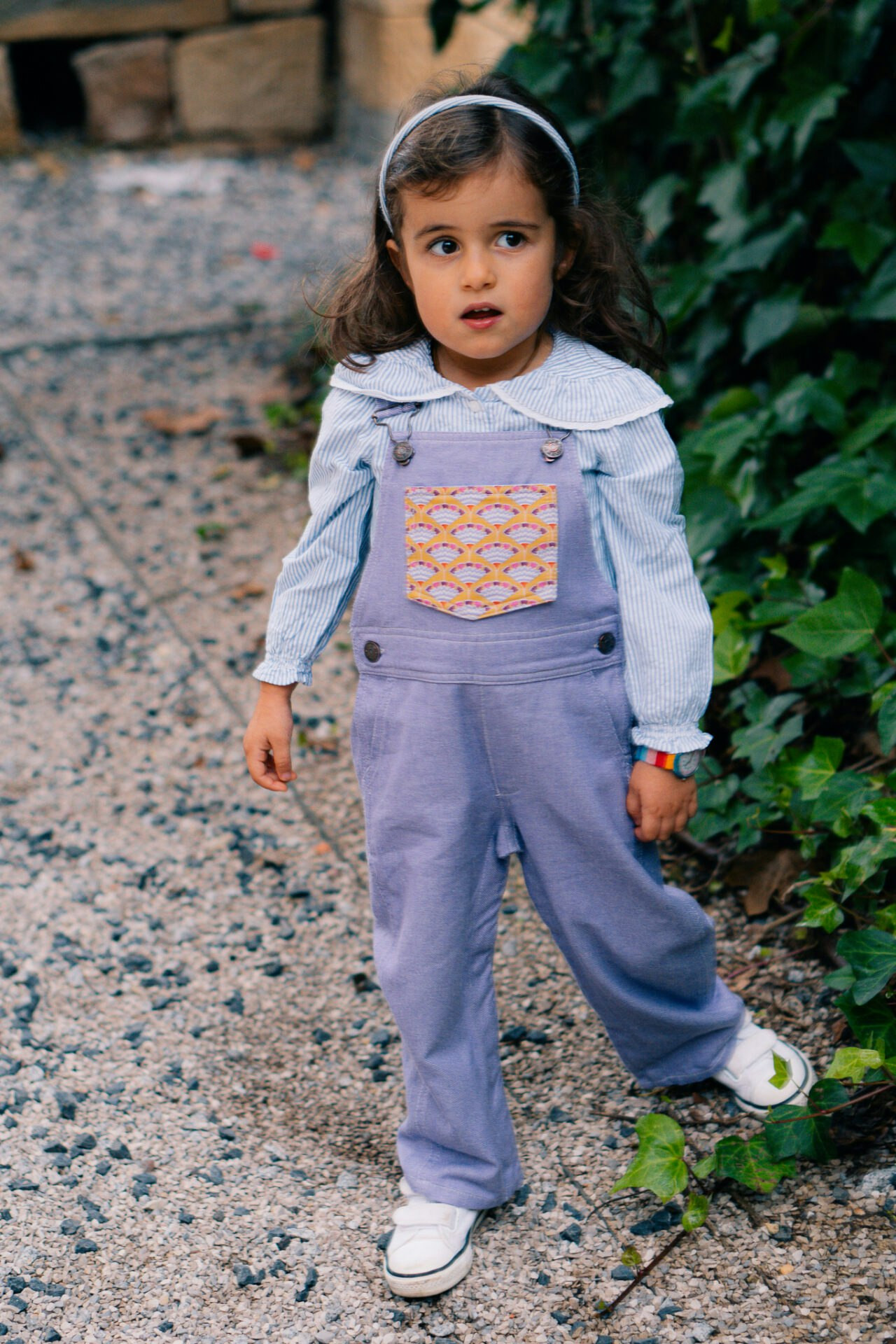 Jardineras infantiles lila con bolsillos frontales dobles