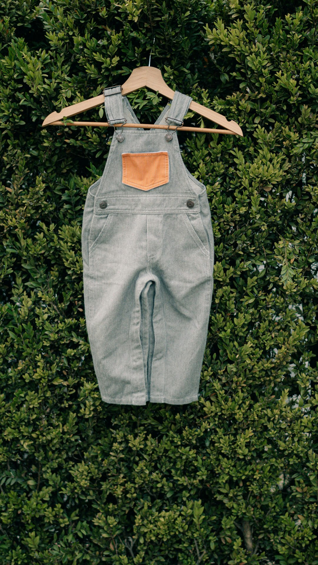 Jardineras infantiles grises con bolsillos dobles desmontables