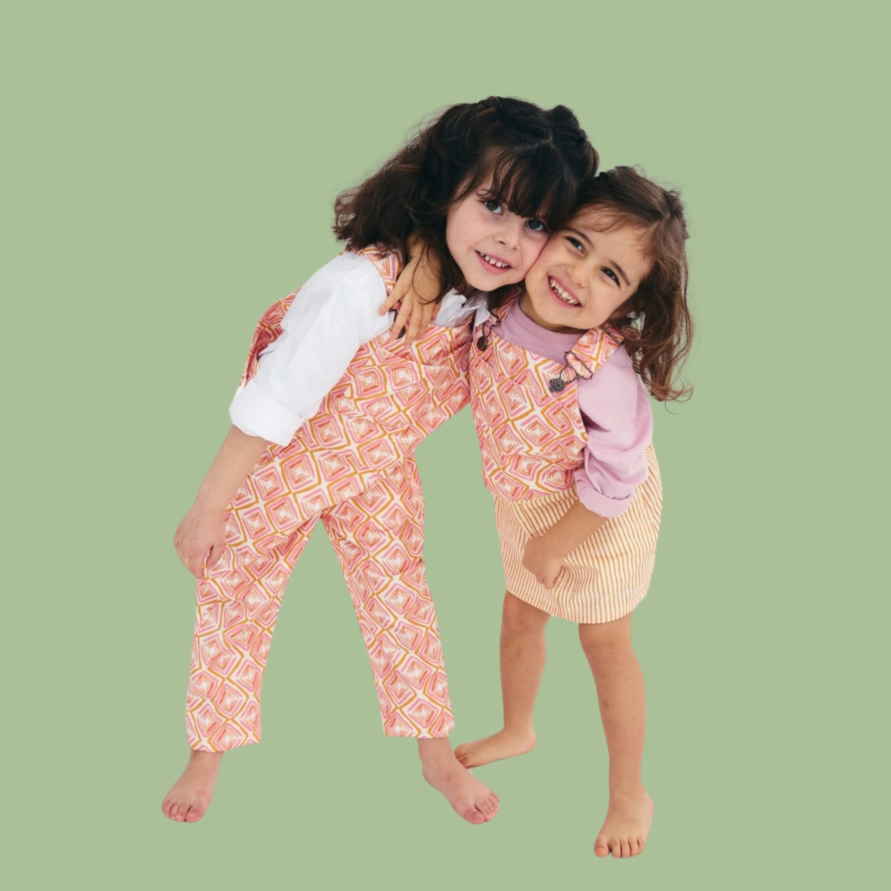 Jardineras reversibles infantiles con estampado geométrico