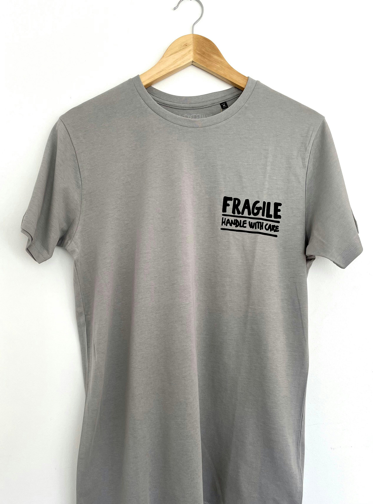 Camiseta corte regular de algodón orgánico con estampado "fragile"