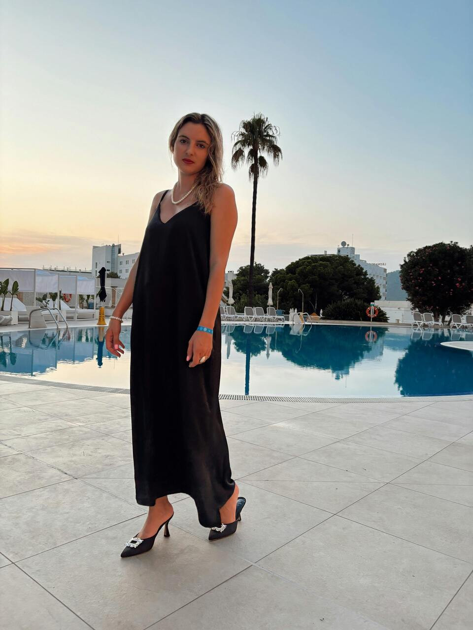 Vestido largo de satén con escote en V