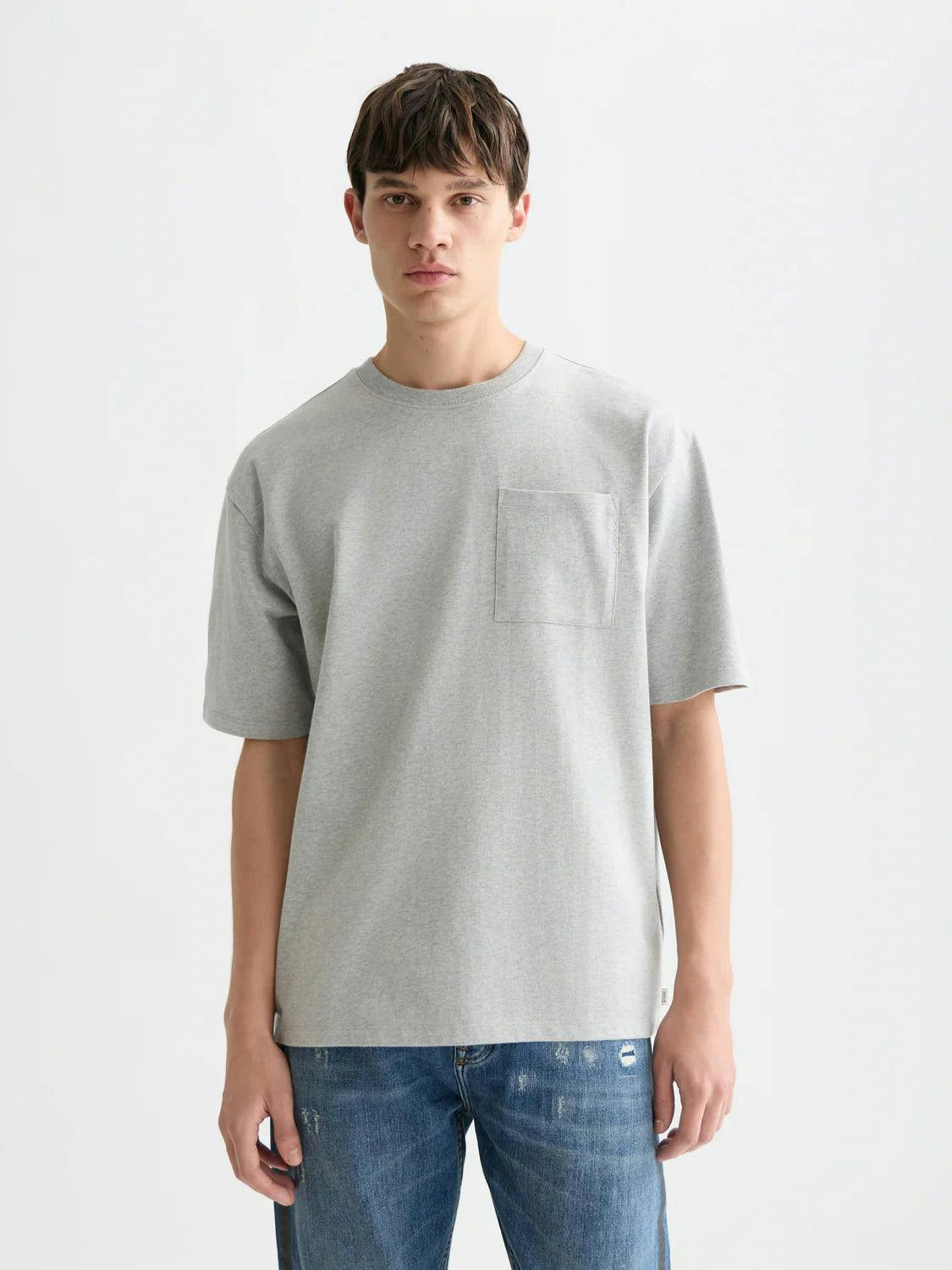 Relaxed T-shirt with 3 crossed pockets and subtle embroidery