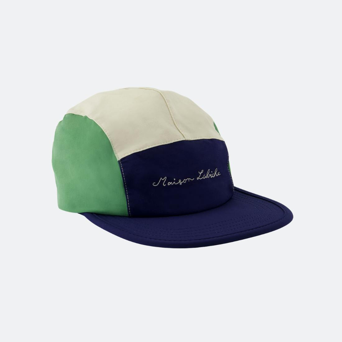 Gorra con bordado y cordón ajustable