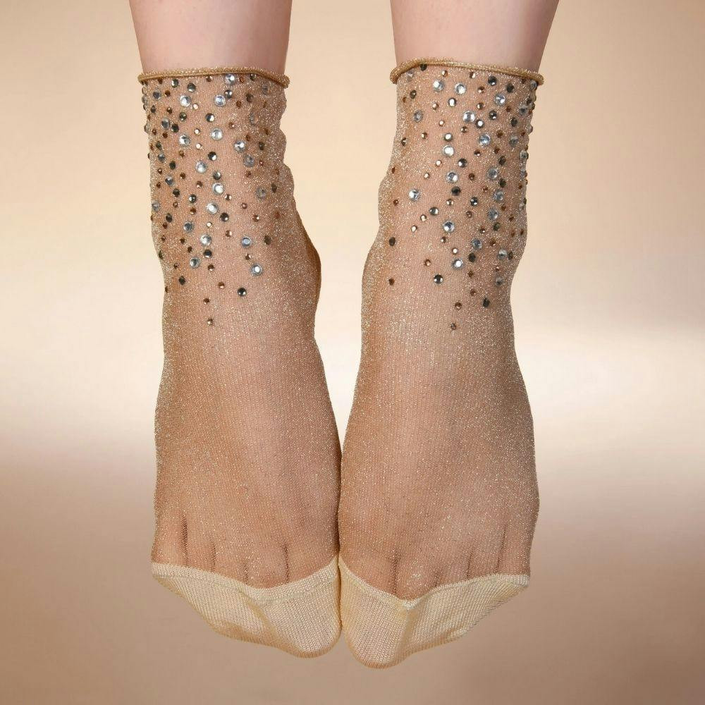 Medias semitransparentes con brillantes