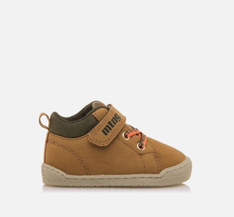 Zapatilla alta color camel en material vegano