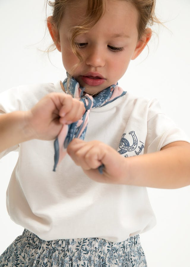 Camiseta manga corta con detalle de pañuelo