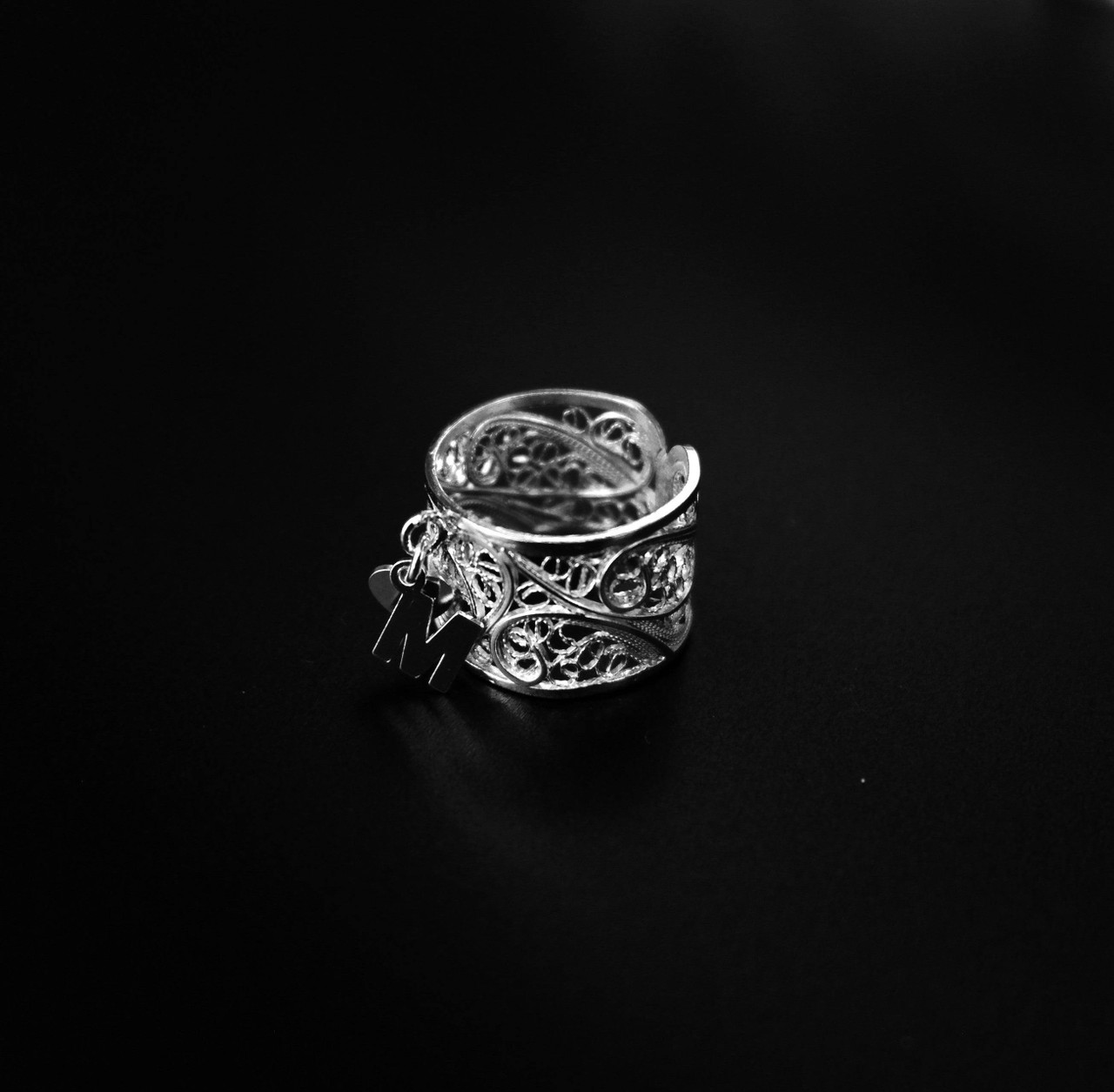 Anillo de filigrana en plata 925 con colgante letra