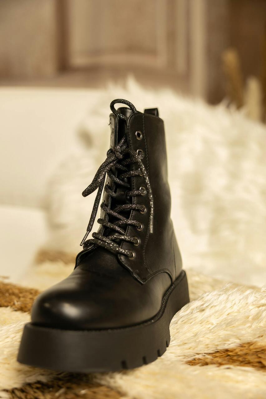 Botas estilo militar con suela robusta y detalles brillantes