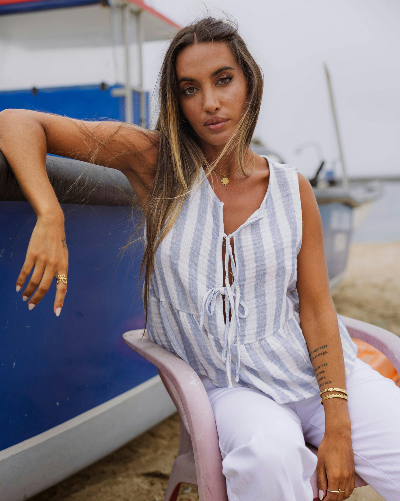 Blusa a rayas con escote en V y lazos decorativos