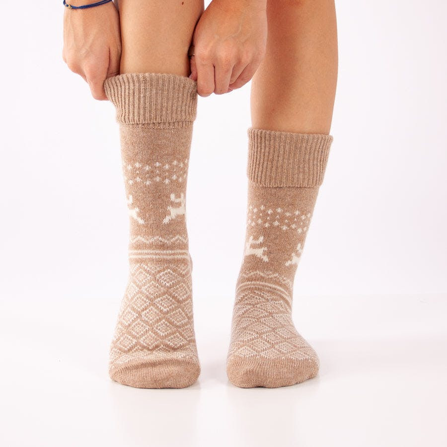 Calcetines de lana tricotados con patrón jacquard de renos - beige