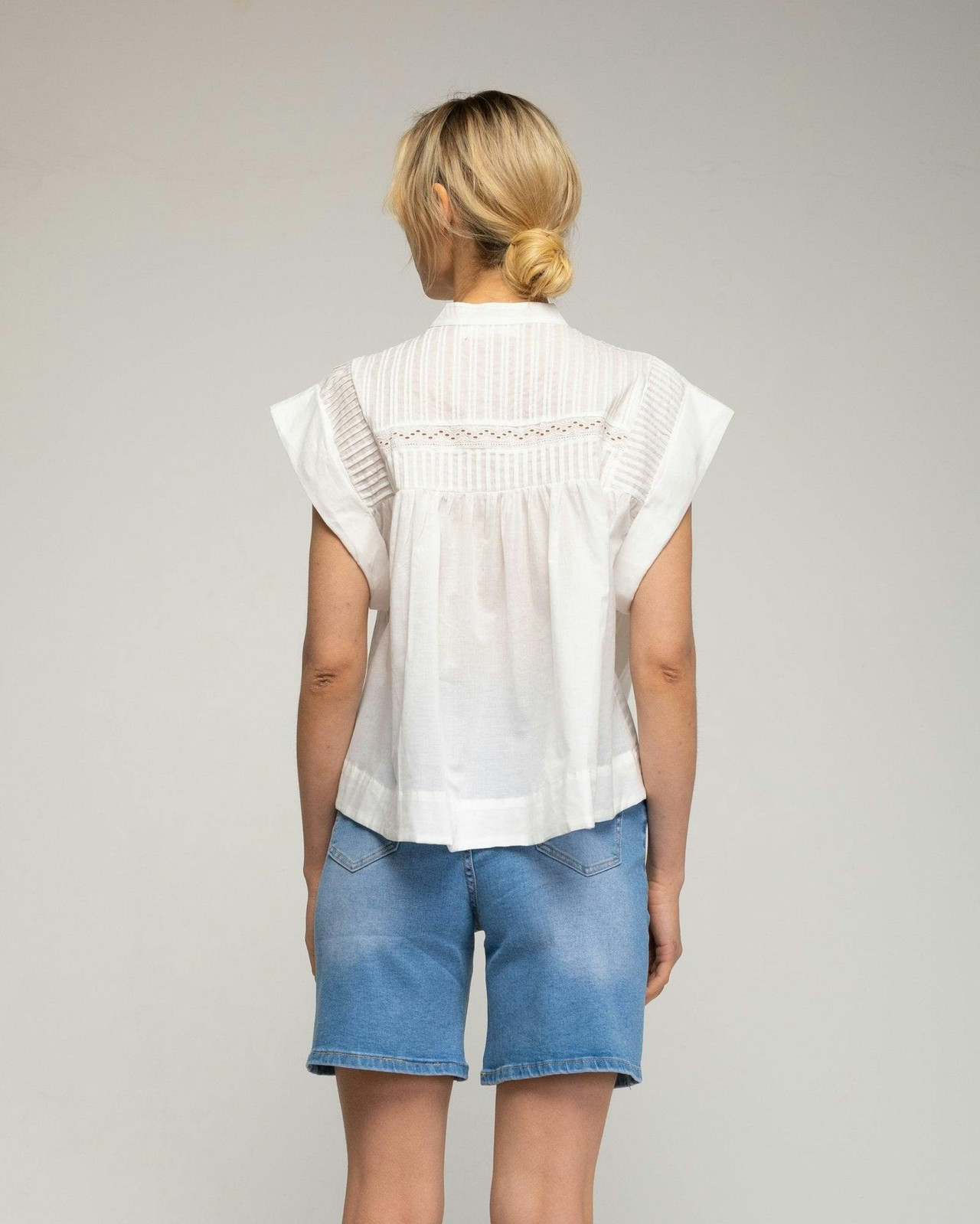 Top sin mangas oversize con pliegues y detalles de batista
