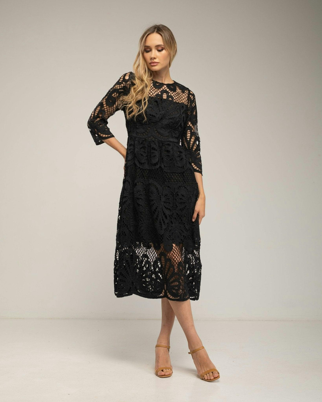 Vestido midi de guipur con transparencias en escote y mangas