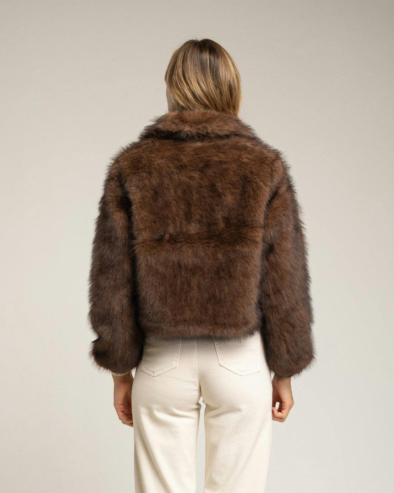 Chaqueta de pelo sintético con cuello. Brown.