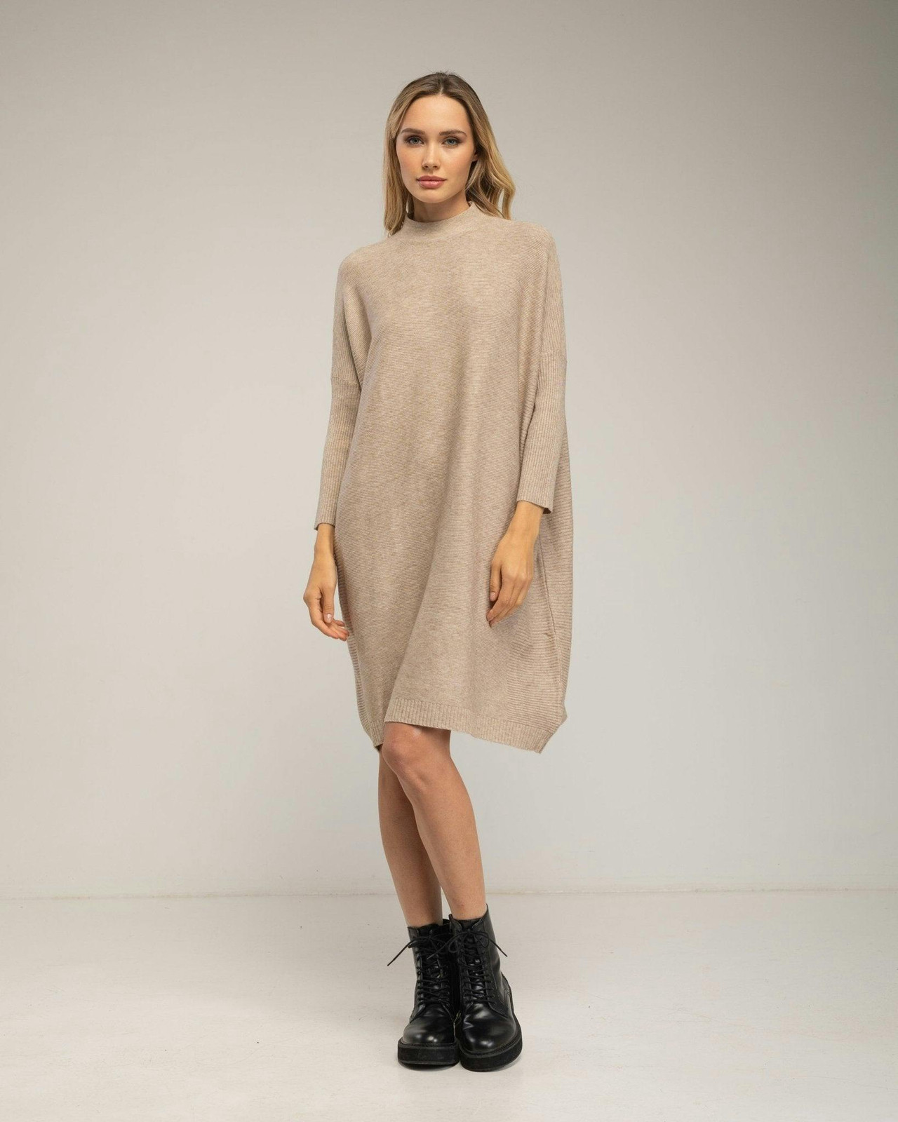 Ribbed relaxed dress with Perkins collar and fitted sleeves