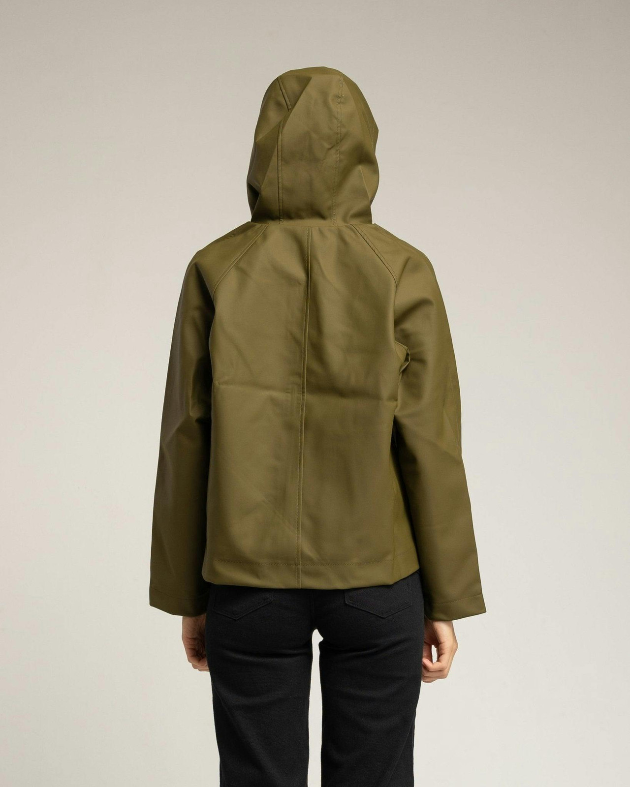 Chaqueta impermeable con capucha y bolsillos. Khaki.