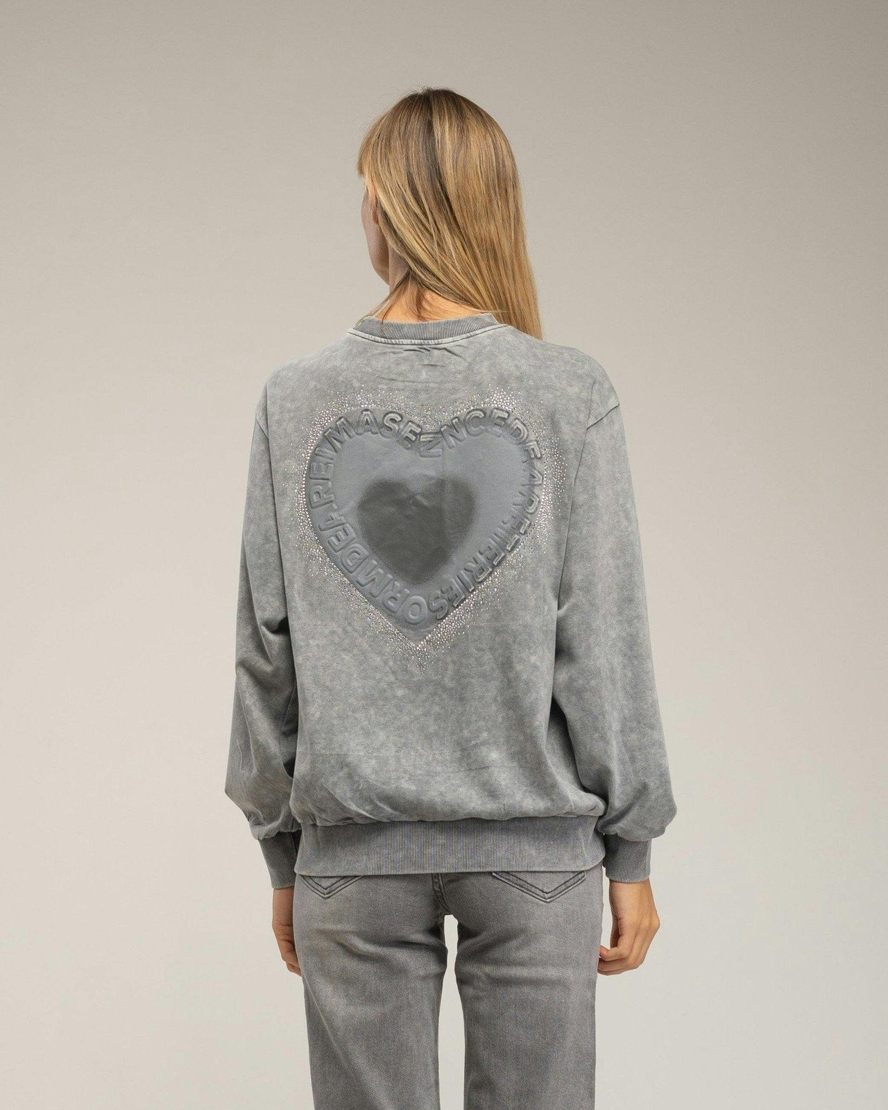 Sudadera efecto desgastado con strass y dibujo de corazón