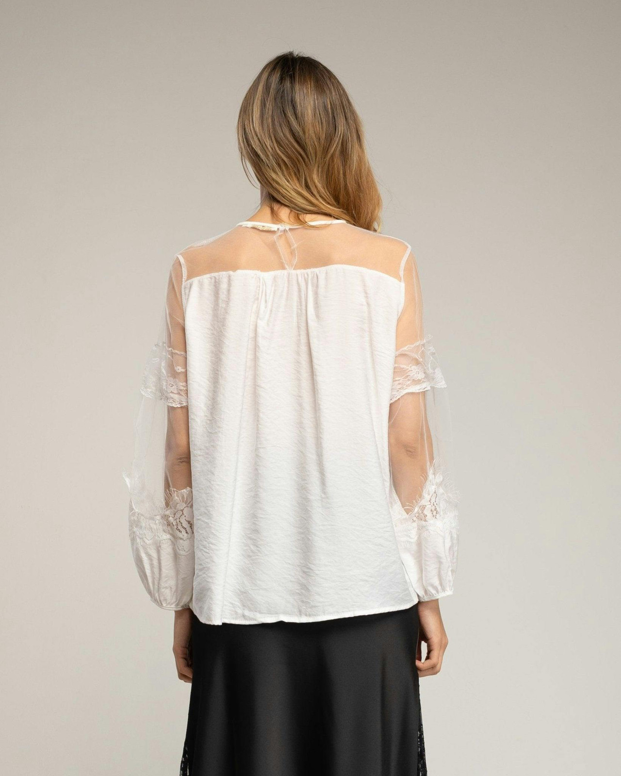 Blusa de gasa con mangas y hombros de tul y detalles de encaje. (WHITE)