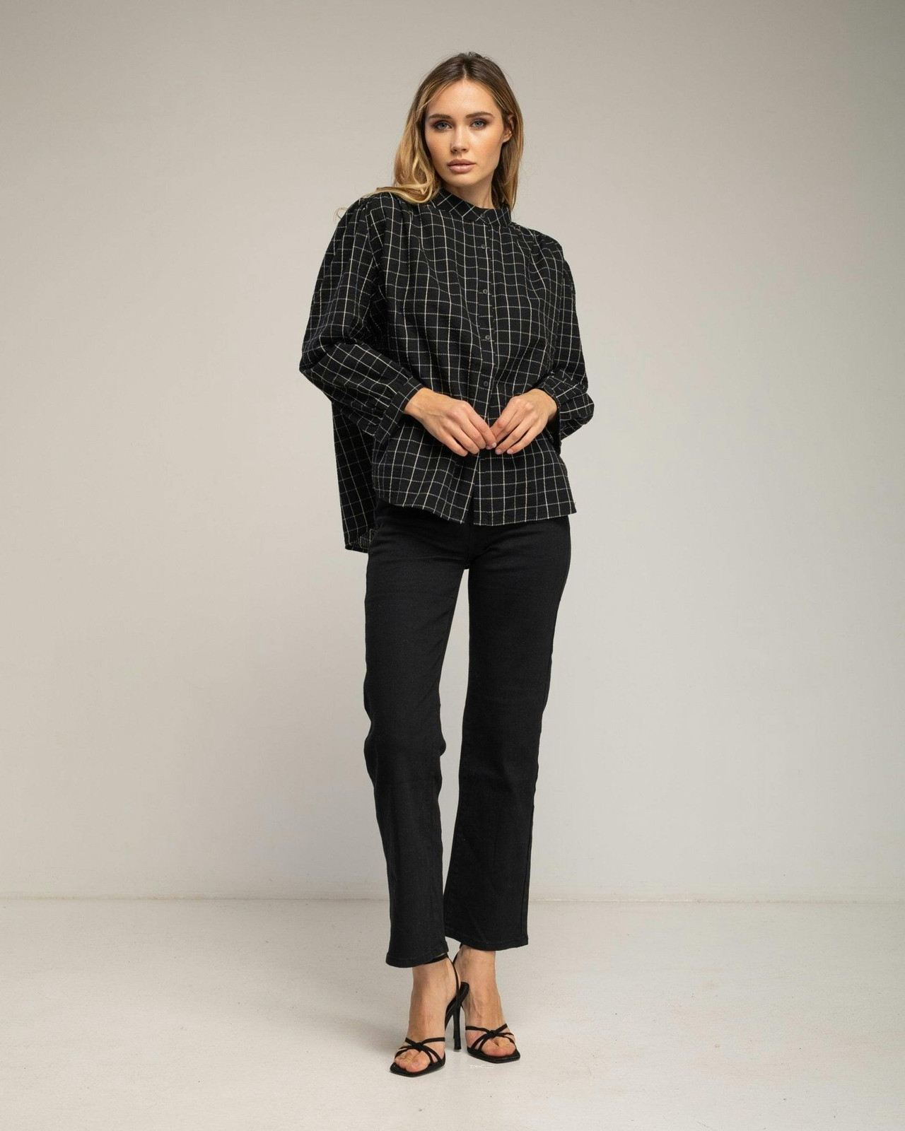 Camisa de cuadros con cuello mao y bordado en el hombro y espalda. (BLACK)